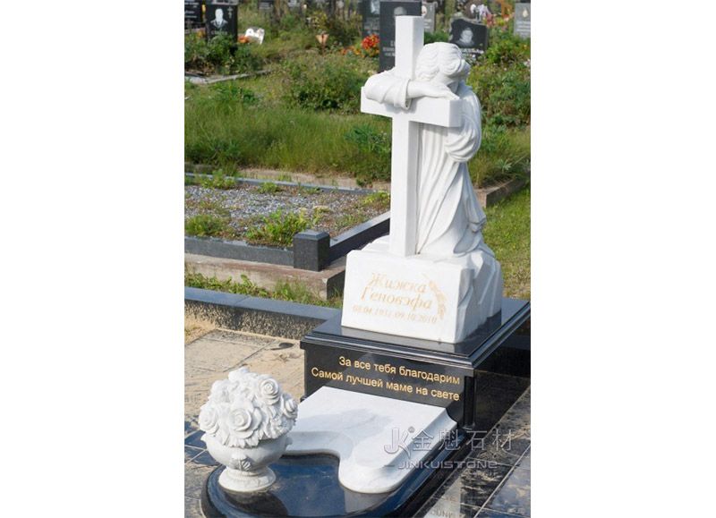 памятник из белого мрамора с мраморным надгробием