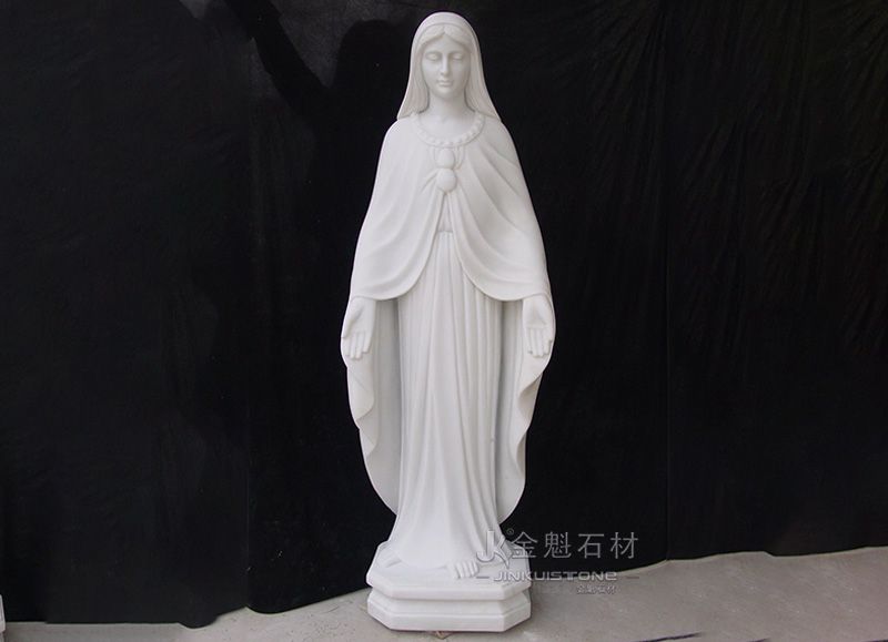 Белая мраморная статуя Богородицы с младенцем и святыми