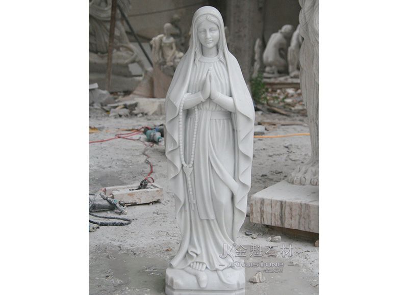Белая мраморная статуя Богородицы с младенцем и святыми