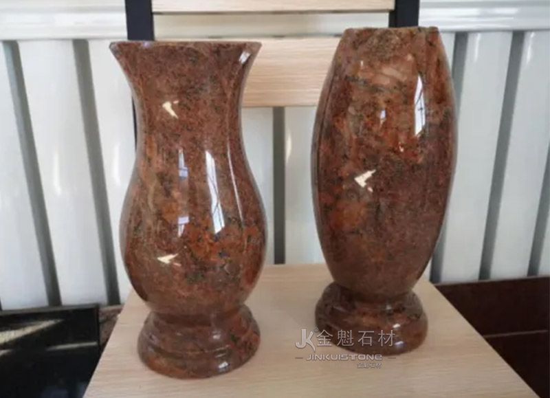 Красная полированная гранитная ваза