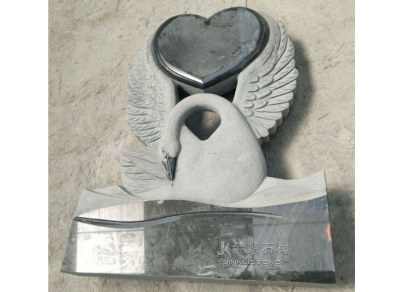 Надгробие в форме сердца из черного гранита со статуей лебедя
